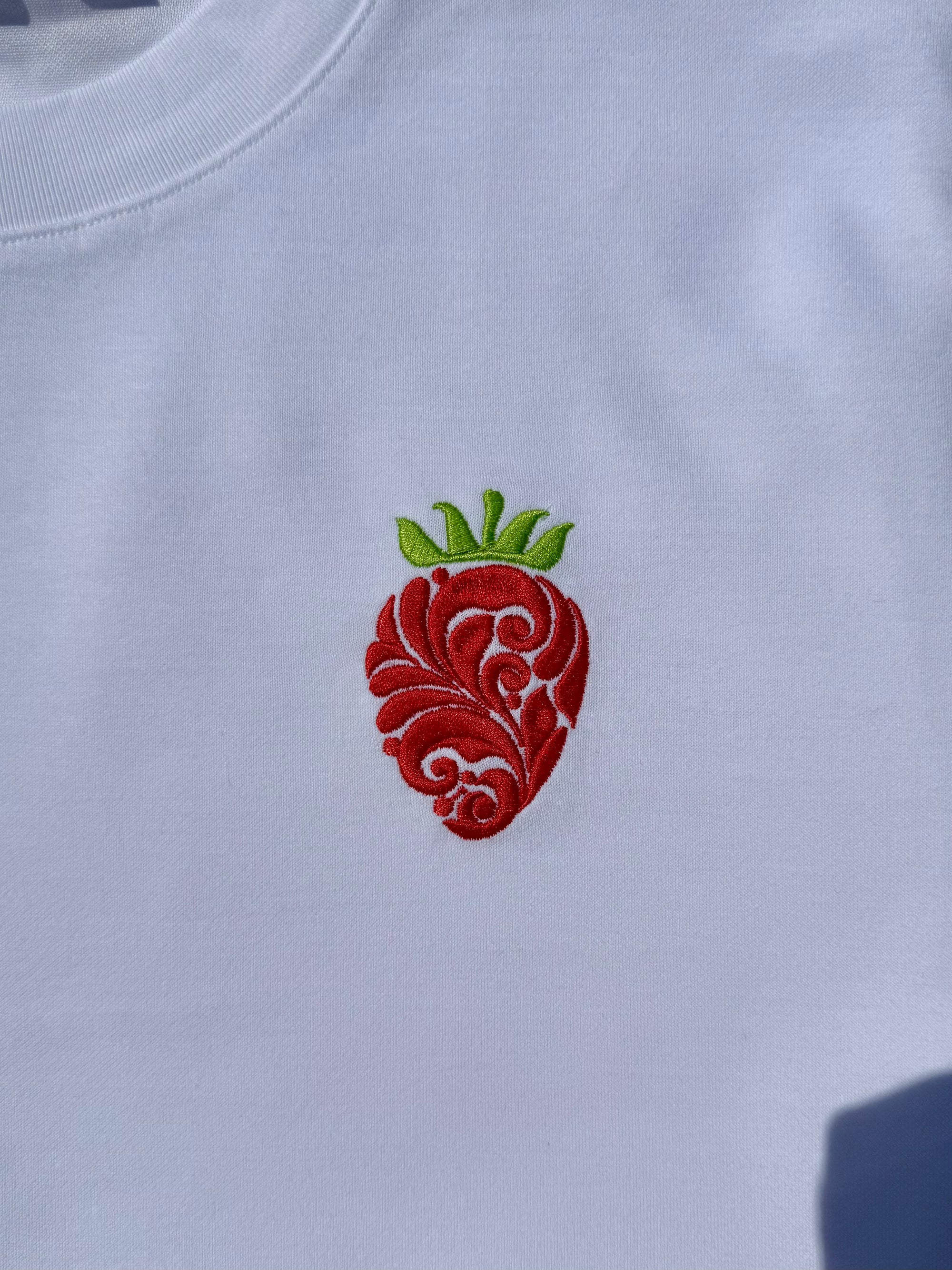 T-shirt brodé – Fruit du démon Fraise